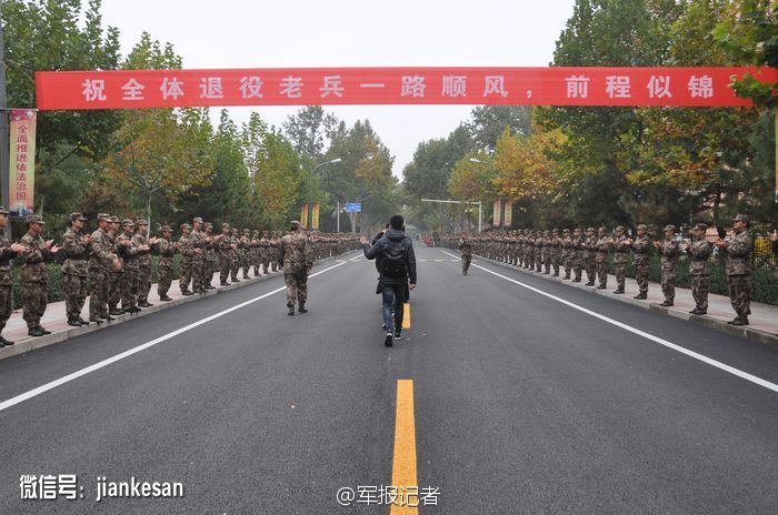 日,解放军南京炮兵学院廊坊校区全体退役老兵在战友的欢送中告别军营