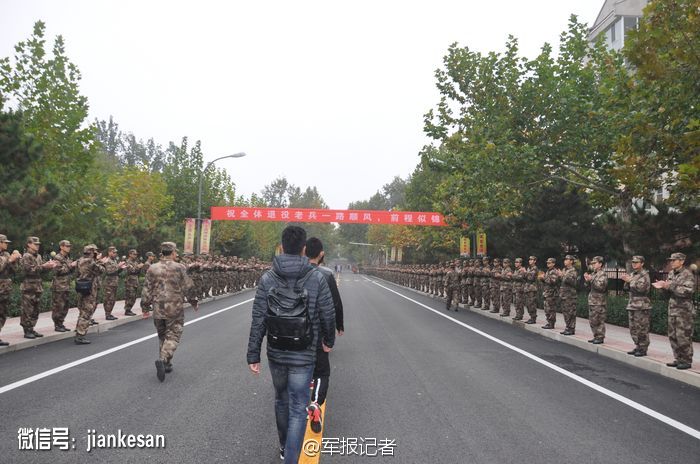 日,解放军南京炮兵学院廊坊校区全体退役老兵在战友的欢送中告别军营