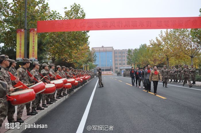 2015年首批冬季退伍老兵告别军营11月10日,解放军南京炮兵学院廊坊