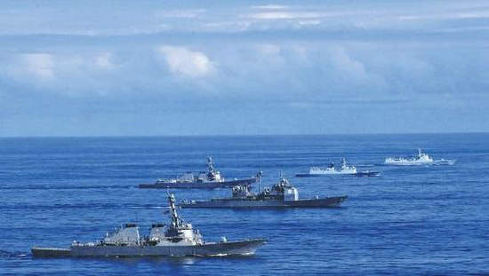原文配图：中方济南舰、益阳舰与美方舰艇在进行联合演练。