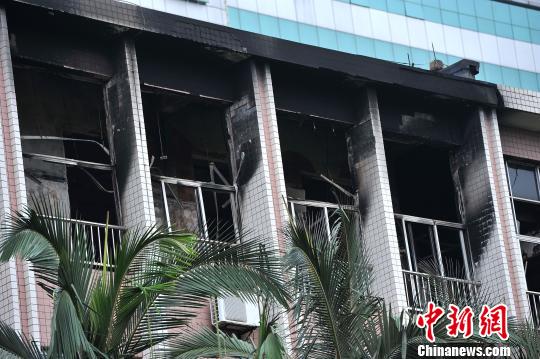 广西医科大学教学楼突发大火 事发时学生正在