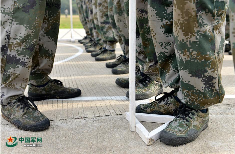 解放军新兵训练有多种"神器"(组图)"李泳岑,两脚跟并拢,脚尖再分开一