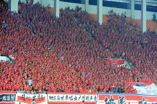2012年7月15日，广州天河体育场，广州恒大Vs广州富力，球迷坐满了体育场。 视觉中国 图