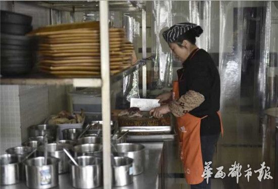 随后,在该店后厨,一名店员打开冰箱告诉记者,毛肚是泡水后放在冰箱中的,“都是早上才买的,我们也不知道为什么会有这东西。”