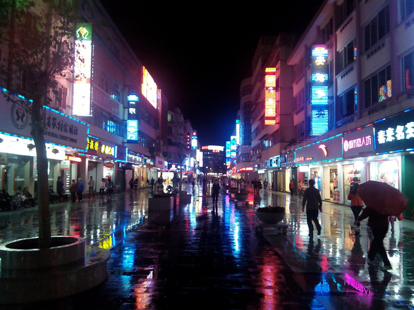 这里的夜晚很宁静,没有大城市的喧嚣霓虹闪烁有很繁华