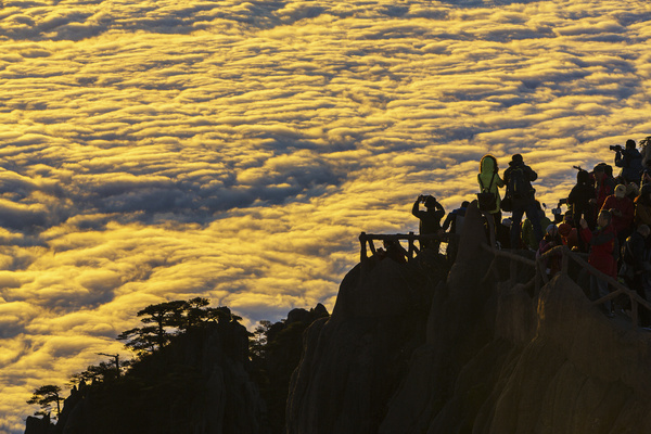 黄山霞铺云景观美哭在场中外游客