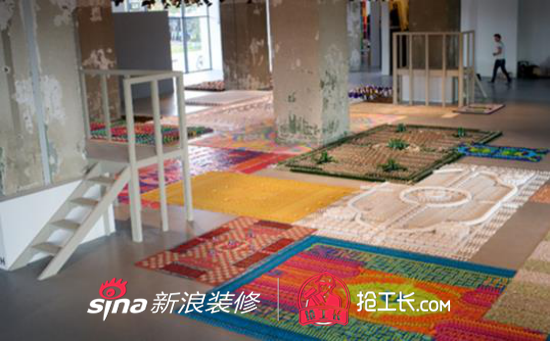 一组「地毯」。由MarciaNolte,StijnvanderVleuten和BobWaardenburg组成的团队用平时常用的材料,精心地製作成传统的地毯图案。他们所用的大部分材料都是用完即弃的,像塑胶餐具,鸡尾酒雨伞、火柴、订书钉等等,还有其他的很多材料。他们细心地构建矩形的地毯形状,然后用材料和染料製作地毯。 这古典优雅的地毯是由迴纹针组成的。