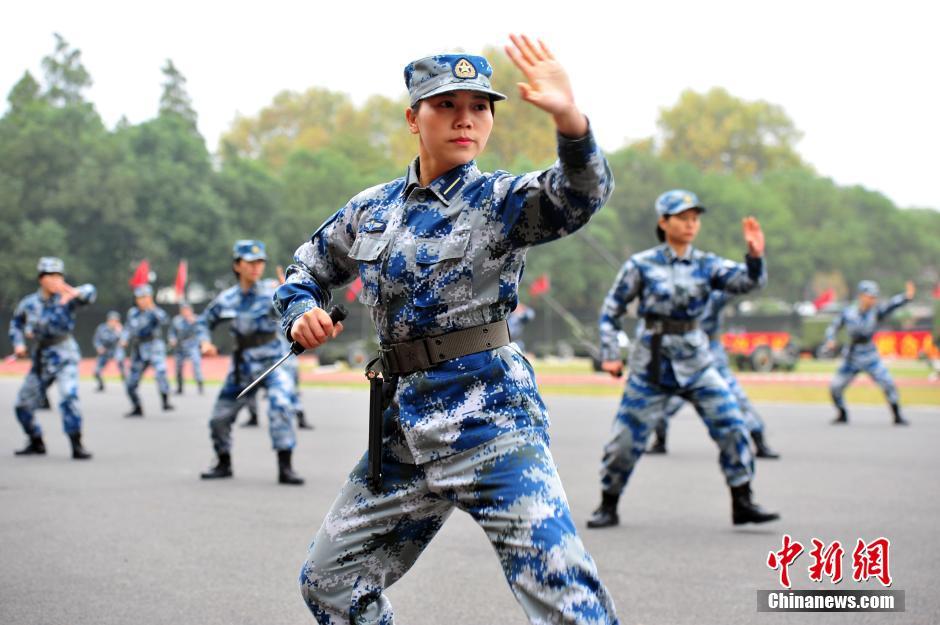 武汉空军开放小学生体验重机枪(组图)
