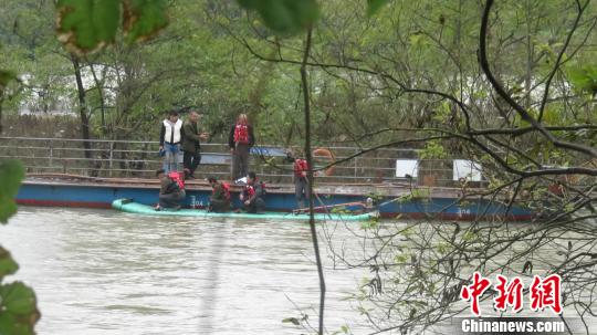 广西全州暴雨致河水暴涨 8人被困河中央(图)