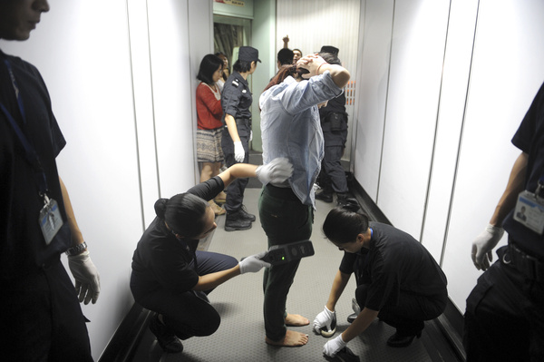 广东警方将39名跨境电信诈骗犯罪嫌疑人从印尼押解
