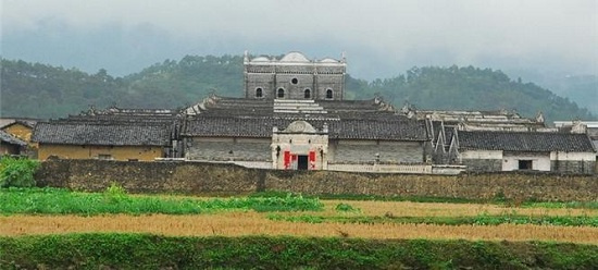 ② 怀集燕岩,与封开十里画廊毗邻,位于怀集桥头镇,是我国内陆地区唯一