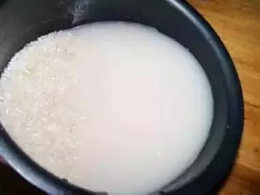 米饭夹生,用锅铲将米饭铲散,加入2汤匙米酒,白酒或黄酒,用文火略煮