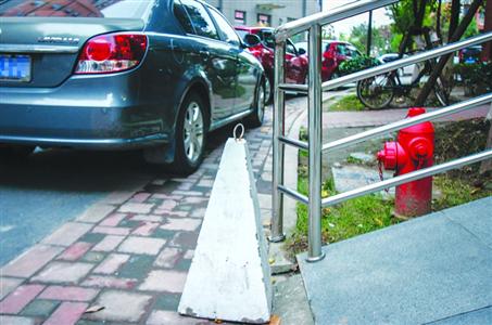 小区乱停车物业贴单锁车:只是警告和教育手段