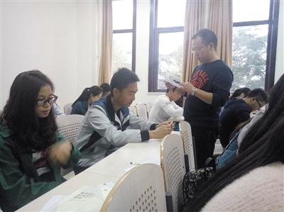 郑州一大学开设恋爱课 学生随机配对模拟“表白”