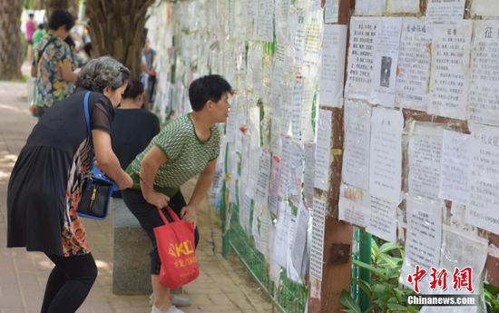 深圳公园现“征婚墙” 8成为女性资料(图)