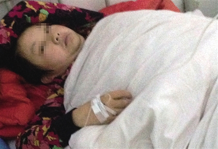 躺◣在病床上的孕婦 記者 鄭三波 攝