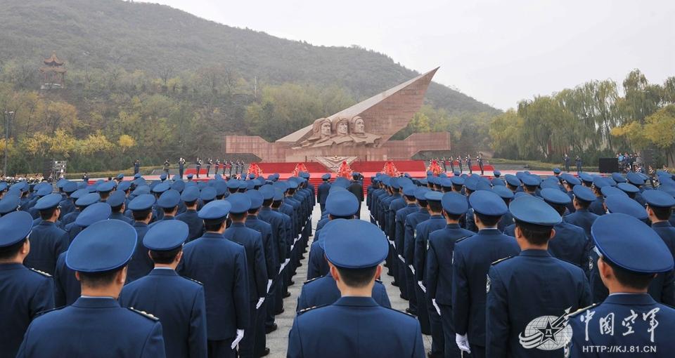 空军成立纪念日不忘祭奠先烈(组图)大汤山畔,层林尽染.