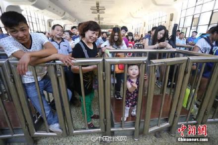 中国流动人口达2.53亿 拉家带口成常态