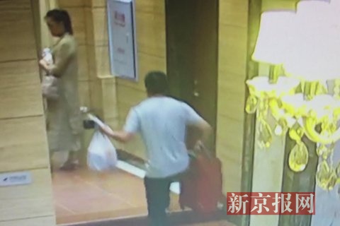 韩淼与长裙长发女子一同进入电梯。监控视频截图