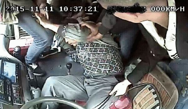 劝阻强拆公交岗亭 公交司机被鄂州城管强拖下车