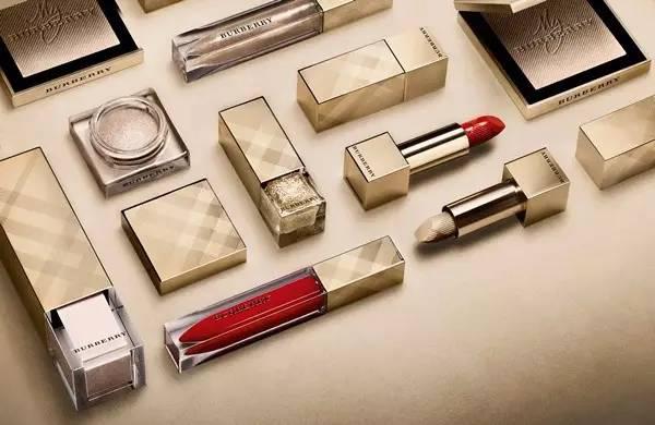 独家限量my burberry女性淡香精,金色瓶身里头还有许多金色雪片
