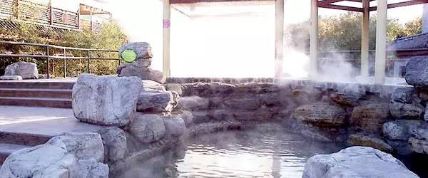 风光秀丽,交通便利,是集温泉旅游,餐饮娱乐,休闲保健为一体的度假圣地