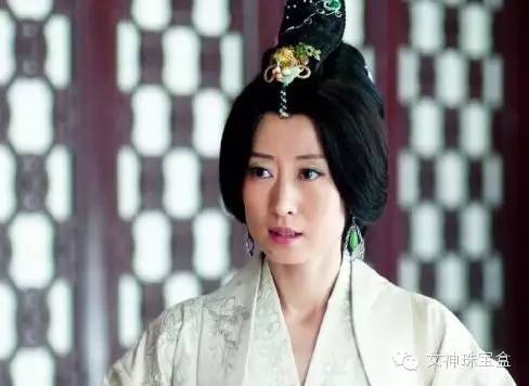 莅阳长公主,温婉儒雅,用珠艺耳饰来装扮自己,行动时,耳旁双明珰摇曳生