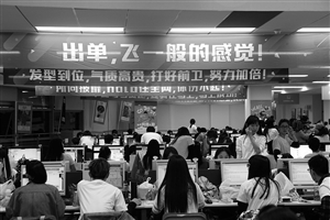 11月11日,宁波太平鸟有限公司,工作人员加班加点,忙得热火朝天 记者 高远 摄