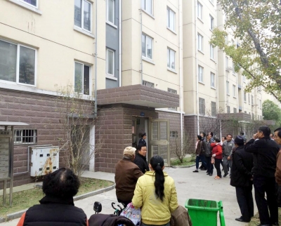 大清早 文汇苑单元门楼上躺着个人 是不是行窃攀爬时坠落身(图)