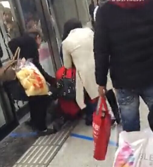 女孩地铁里催大妈“快点走” 被压在地上打(图)