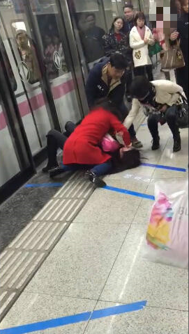 女孩武汉地铁里催大妈快点走 被压在地上打(图)