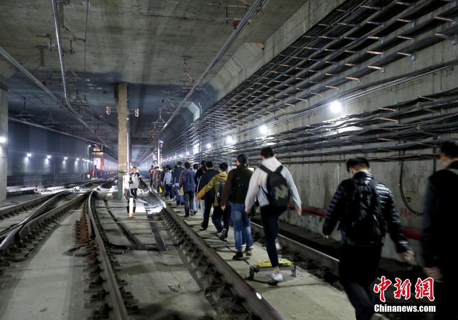 上海举行最大规模地铁救援逃生演练 400人参与(组图)