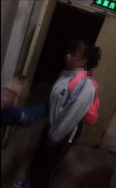 温州一女生遭同学扇42个耳光 拍摄者在旁数数