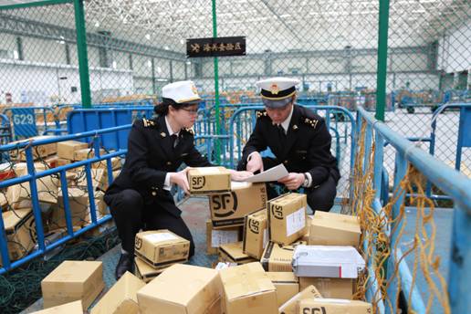 图为：宁波海关关员在监管“双十一”期间的跨境直购进口商品 王吉宁/摄