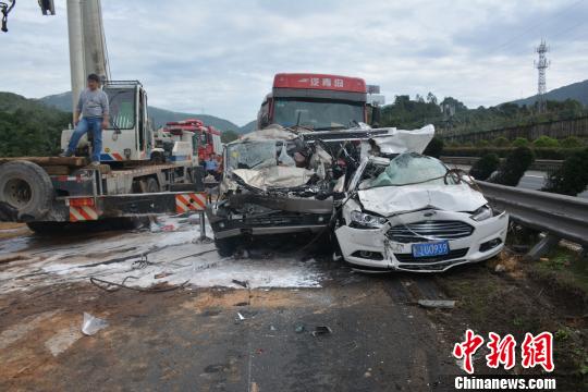 福建宁德高速4车相撞 致3人死亡1人受伤(图)