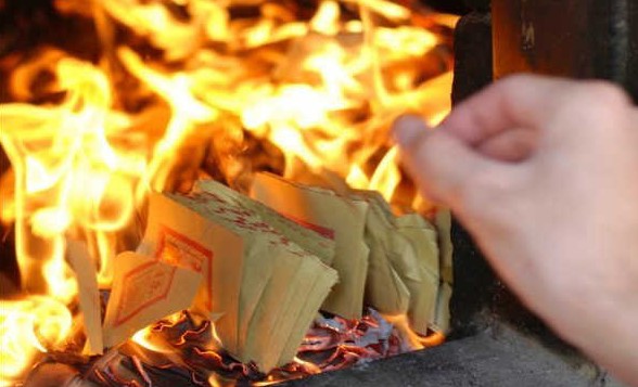 昨天晚上经过一个十字路口,看到有人在烧冥币,我猛地想起:农历十月一