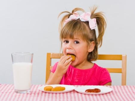 2岁小孩吃海鲜过敏_牛奶,酸奶,蚕豆,海鲜,宝宝到底能不能吃？