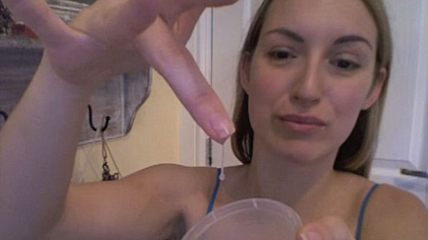 英28岁女子每日做精液面膜 称像涂过油一般(图)