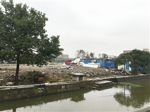 浙江一学校旁空地成垃圾场 河水遭污染变颜色