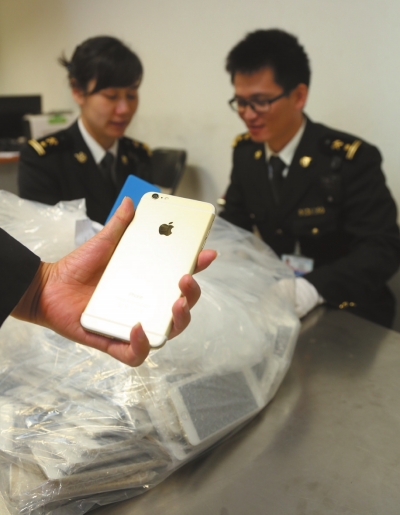 外籍男子带144部iPhone6闯关被北京警方查获