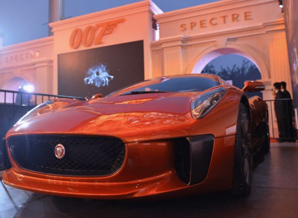 捷豹有史以来最顶级的产品c-x75混合动力超级跑车在《007:幽灵党》中