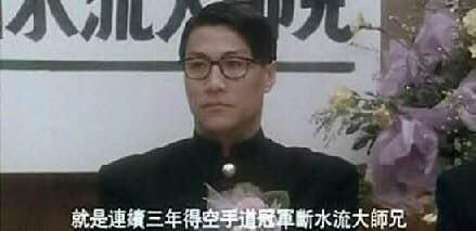 林国斌长得和黎明有几分相似,可是他在影片中的扮相却有几分邪气,尤