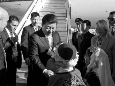 昨天，国家主席习近平抵达土耳其安塔利亚，出席二十国集团领导人第十次峰会。新华社发