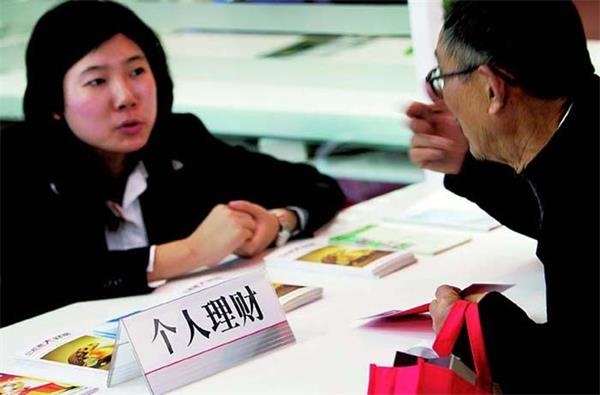 近期，江苏省睢宁县的刘大爷遇到了一件烦心事，他拿着5万块钱去中国银行买理财，结果银行却告知老年人不能买。