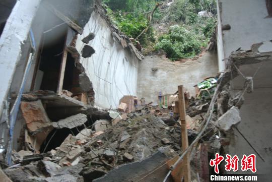 广西阳朔西街附近一山体发生塌方 致多处民房被毁