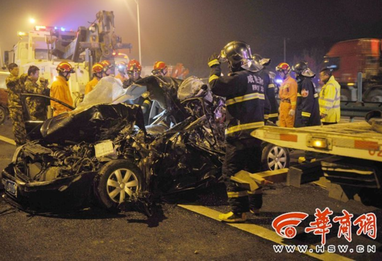 西安咸阳机场附近18车连撞 小轿车成废铁(图)