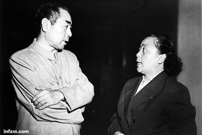 延安时期,丁玲曾是毛泽东最为赏识的作家。图为1955年,周恩来和丁玲交谈。1957年,丁玲被划为右派分子。她的一些“历史问题”,直到逝世前一年多,1984年,才得以平反。 (CFP/图)