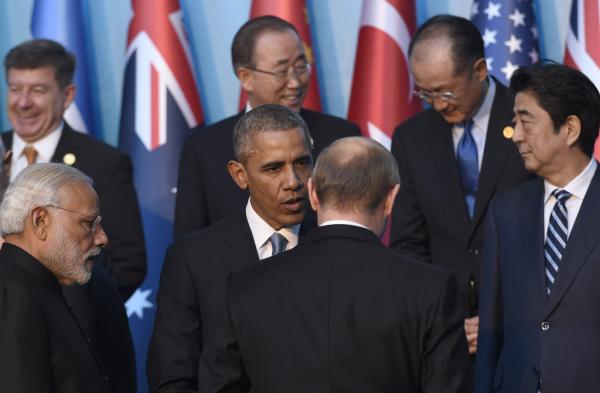 当地时间11月15日，土耳其安塔利亚，G20峰会上，美国总统奥巴马与俄罗斯总统普京面对面交谈。 东方IC 图