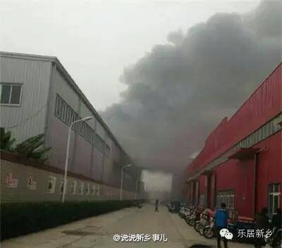 新乡一化工厂发生火灾浓烟冲天而起(图文)