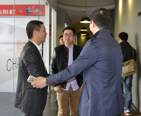(上图:创客咖啡工场总经理邱国红与斯顿汽车咨询会项目负责人贺永健